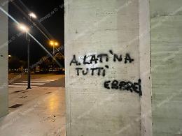 Scritte antisemite sui muri dei portici in Corso della Repubblica