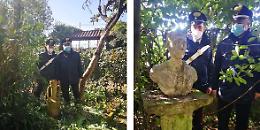 Una collezione di reperti archeologici nel giardino di casa: tutto sequestrato