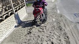 Sul lungomare la passeggiata impossibile per i disabili in carrozzella