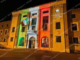 La Prefettura si tinge di tricolore per celebrare l'Unità nazionale