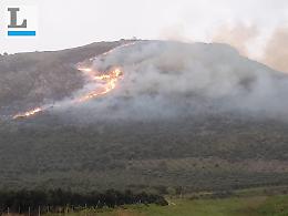 Pomeriggio di fuoco sulla montagna: vasto incendio sui Lepini