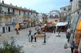 San Felice Circeo, chiusura notturna al traffico nel centro storico nei weekend di agosto


