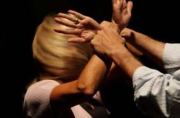 Minacciata dal marito perché non vuole separarsi: "Ti faccio a pezzi"