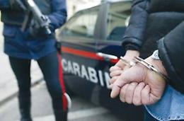 Lite degenera: un 63enne prende a sprangate i vicini di casa