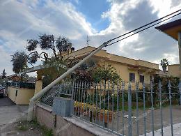 I pali del telefono crollano nei giardini delle abitazioni, chiusa via Arno