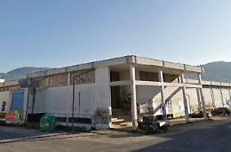 Ex mercato e farmacia vanno in vendita