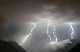 Maltempo, nuova allerta meteo: pioggia e vento forte fino a venerdì sera