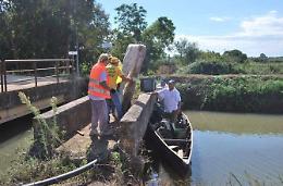 Una discarica sott'acqua, "ripescati" rifiuti di ogni genere