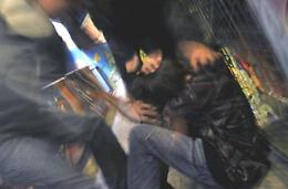 Accerchiato e massacrato di botte per la rapina