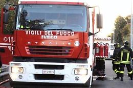 Auto a fuoco nella notte in città,  attimi di paura