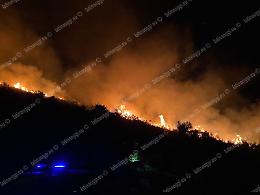 Vasto incendio sulla collina che sovrasta il lago San Puoto a Sperlonga