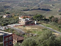Nuovo pasticcio  in Comune:  salta la demolizione  di Collina degli Ulivi