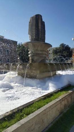 Vandali in azione. La fontana di Piazza della Libert&agrave; piena di schiuma