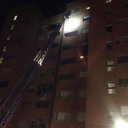 Si barrica nell'appartamento evacuato