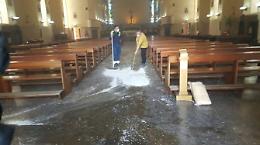 Dà fuoco alla chiesa e poi scappa, paura tra i fedeli
