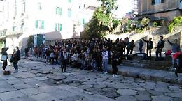 Scuola senza riscaldamento, studenti protestano davanti al Comune - LE FOTO