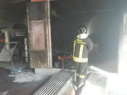 Incendio in una carrozzeria, paura in via Maira