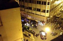 Violenta aggressione in zona pub: in 15 picchiano un 19enne
