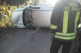 Rimane incastrato in auto dopo l'incidente