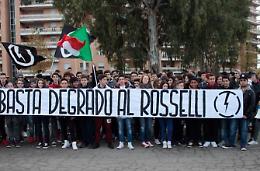 Aule chiuse dopo l'allagamento, la protesta degli studenti del Rosselli