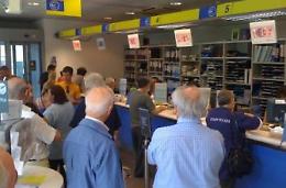 Niente fila grazie alla app, pensionati scavalcati chiamano i carabinieri
