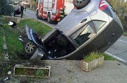 Perde il controllo della vettura e finisce fuori strada