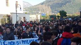 Piano scuole, centinaia di studenti in strada. Con loro anche famiglie e docenti