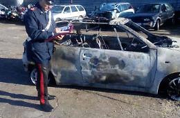 Dà fuoco all'auto dell'amante, arrestato un 30enne di Gaeta