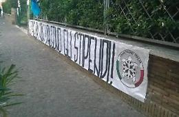 Striscione di CasaPound al Consorzio di Bonifica: "Gli auguri non valgono gli stipendi!”