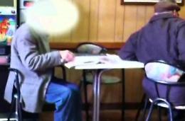 Completamente cieco ma legge il giornale al bar, 75enne denunciato per truffa