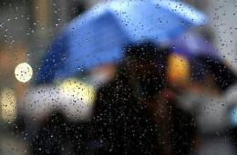 Capodanno con cappotto e ombrello a portata di mano