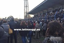 Più di mille persone allo stadio Zonzin per il funerale del giovane Sante Cosimi