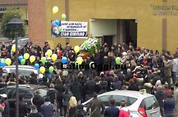 "Ciao Gininho". Una folla commossa per l'ultimo saluto a Gino Bellomo