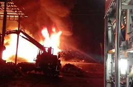 Incendio in una cartiera sulla Migliara 45