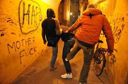 Lo aggrediscono, gli rompono il naso e lo lasciano in mezzo alla strada