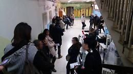 Tutti in fila per i ticket mensa