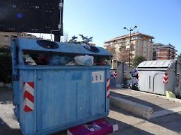 Gettano l'immondizia nei giorni vietati, multe salate a quattro cittadini
