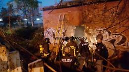 (GALLERY) Incendio in via Epitaffio, dove trovano ricovero i senzatetto