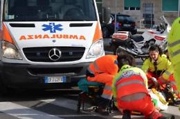 Investita sulle strisce mentre attraversa la strada, grave una donna