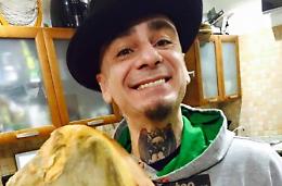 J-Ax, il selfie con il prosciutto di Bassiano