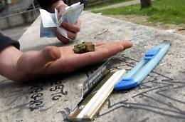 Sorpresi a spacciare vicino alla scuola media,  due denunciati