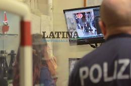 Ecco i momenti di panico nel corso della rapina al Carrefour ripresi dalle telecamere interne