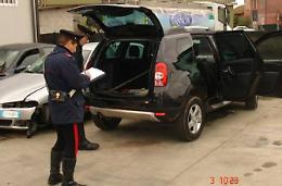 Fuggono all'alt dei carabinieri e poi scappano per le campagne. L'auto era rubata