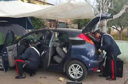 Sorpreso a smontare un'automobile per poi ricettarla, arrestato