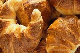 Ladri affamati: rubano la fornitura dei cornetti del bar