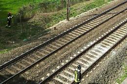 Cade da un dirupo e finisce sui binari, anziano ferito