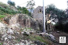 I beni archeologici riemergono da erbacce e degrado