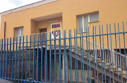 Atto vandalico allo stadio, porte e finestre distrutte