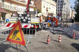 Operai al lavoro per il montaggio dei varchi nella ZTL