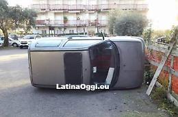 Auto ribaltate nella notte, si accende l'allarme